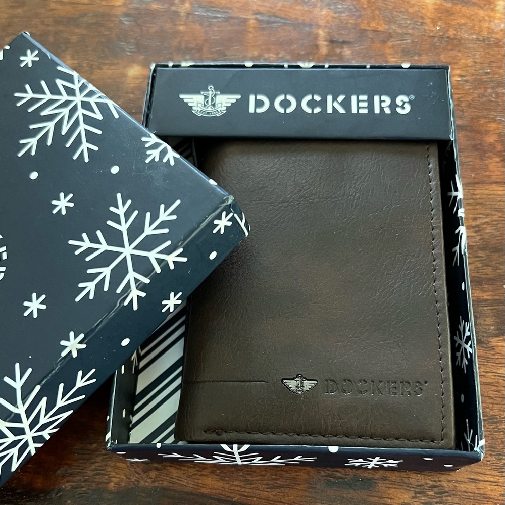 NWT Men’s Dockers wallet